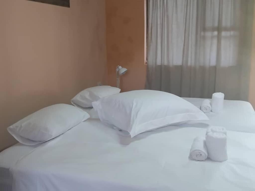 The Farmhouse Boutique Guesthouse And Beergarden Cc Outjo Esterno foto