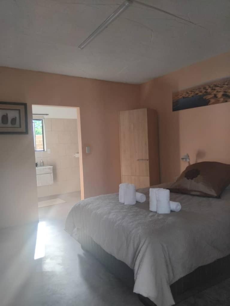 The Farmhouse Boutique Guesthouse And Beergarden Cc Outjo Esterno foto